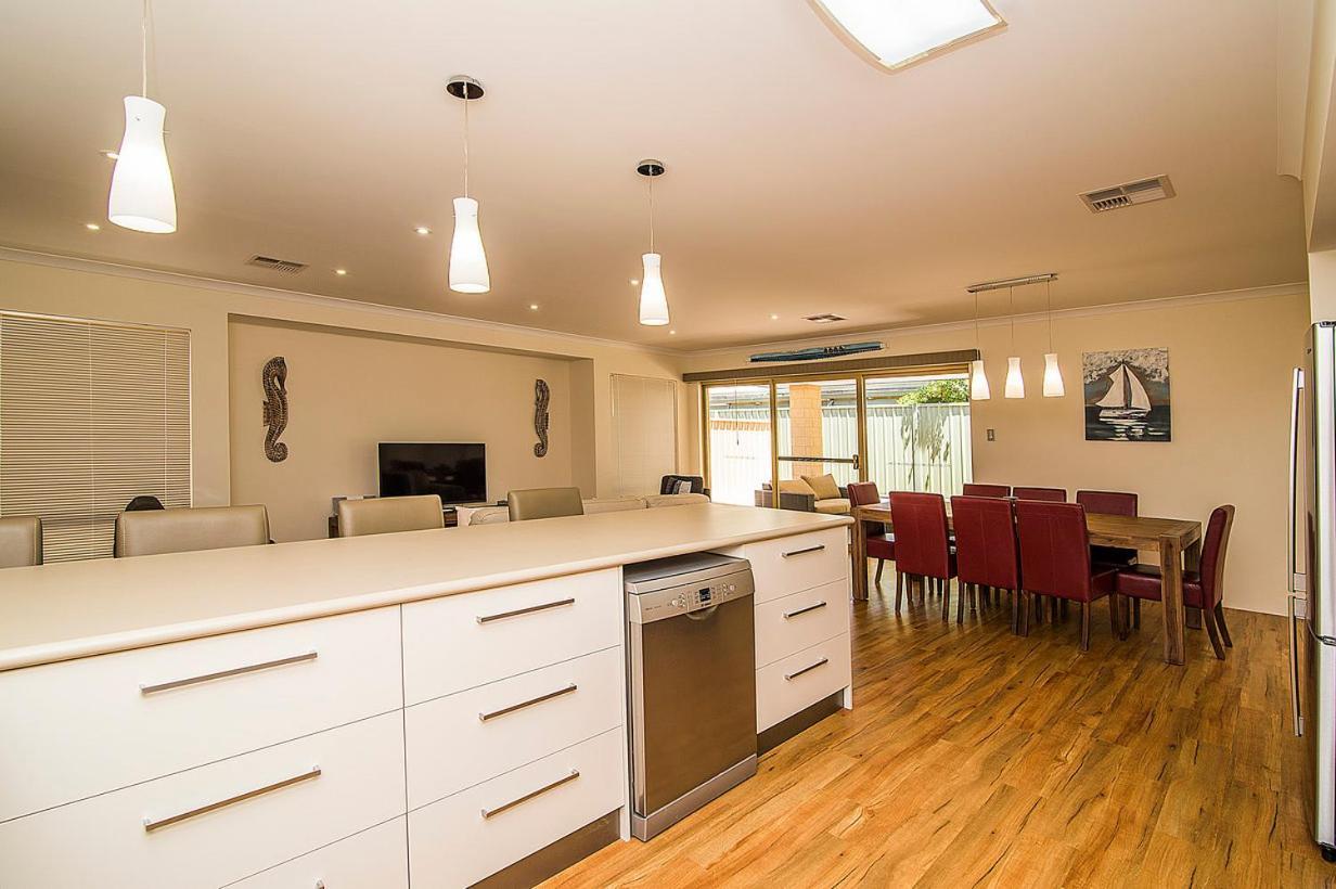 Busselton Holiday Home ภายนอก รูปภาพ